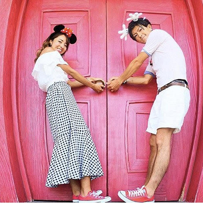 ミッキーグローブカチューシャ×白と赤を基調にしたカップルコーデ