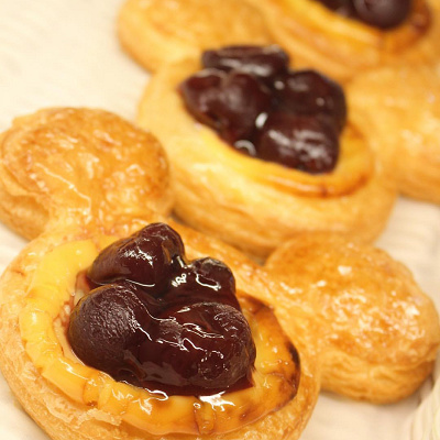 ミッキーシェイプのダークチェリーデニッシュは甘くてうっとりしちゃうおいしさ♡