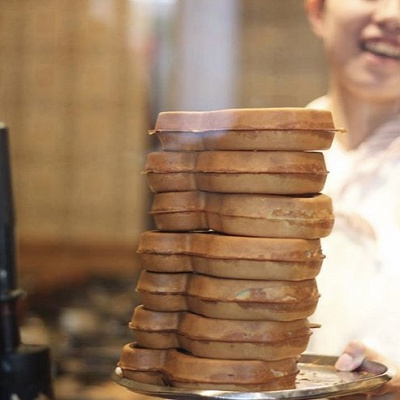 バランスよく積み上げられていくミッキーワッフル