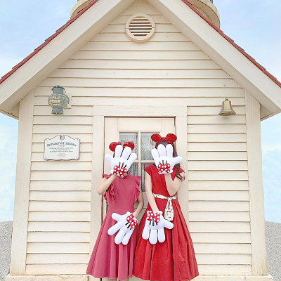 赤いワンピースのミニーコーデ