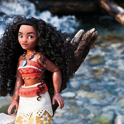 「海に選ばれし者」として、村を守るために旅立つことを決意するモアナ