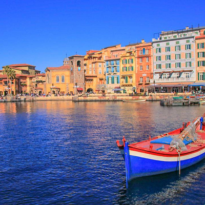 イタリアの小さな港町がモデルに