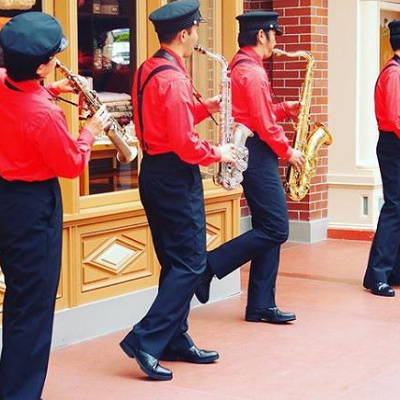 4人の消防士たちが奏でる演奏