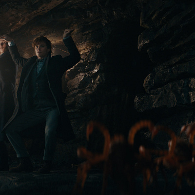 カニのような魔法動物に囲まれるニュート