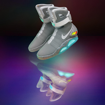 未来を感じさせるデザインの「Nike MAG」