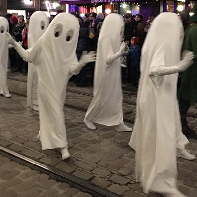 ヘルシンキのパレードに登場したニョロニョロ。こ、こわい…