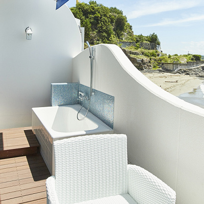 開放的なテラスとバス