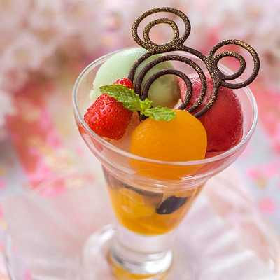 フルーツとわらび餅のパフェ、和三盆のシロップ
