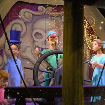 海賊船に乗るピーター、ウェンディ、ジョン、マイケル