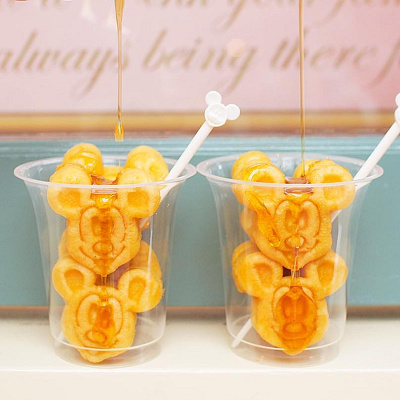 プチサイズのミッキーワッフルもかわいい！