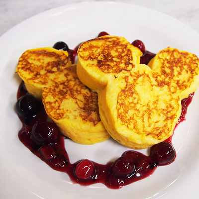 器の中央に⑦のフレンチトーストを盛る