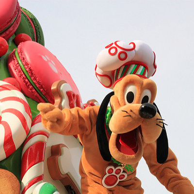 お菓子をバックにダンスするプルート