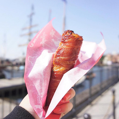 ディズニーシーの名物グルメといえばポークライスロール