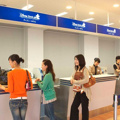 ウェルカムセンターの受付カウンター