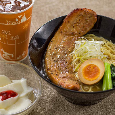 ディズニーランドのおすすめラーメン「ブラックペッパーポーク麺」