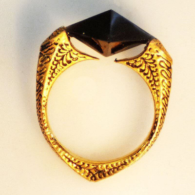 蘇りの石のついた指輪