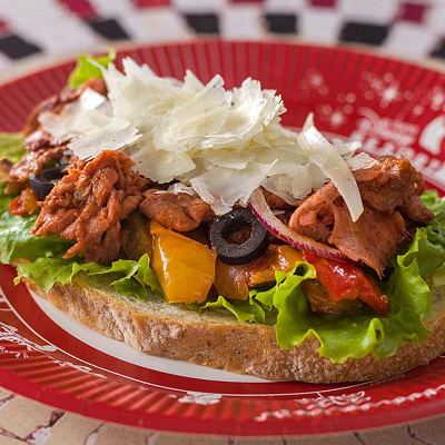 ローストビーフのオープンサンドウィッチ（クルミ入り）