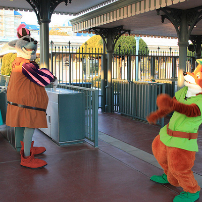 ディズニーランドで出くわしたロビン・フッドとシェリフ