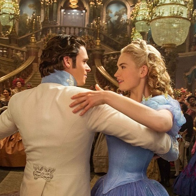 ロマンチックな舞踏会のシーン