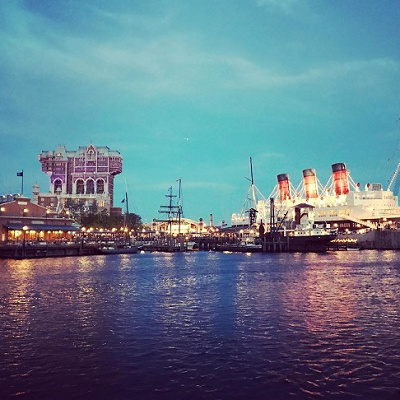 夕暮れのロマンチックな海辺