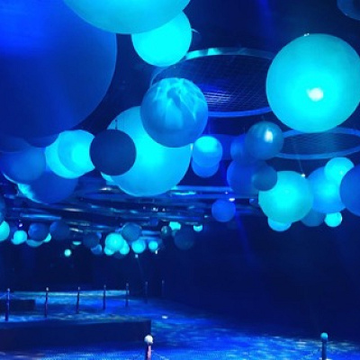 丸い青いボールは泡を表しています