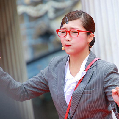 ヴィランズに憧れる人間の司会者、スキャター