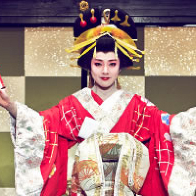 芝居を見る
