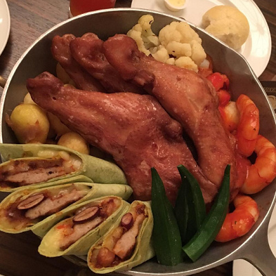 スモークチキンレッグ、ポークブリート、シュリンプ、リヨネーズポテト、ラタトゥイユ、温野菜