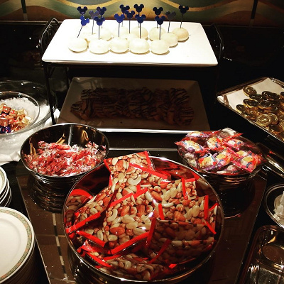 ラウンジで提供されている軽食・お菓子