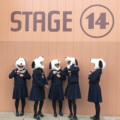セーラー服にスヌーピーの「ぬいぐるみハット」コーデ