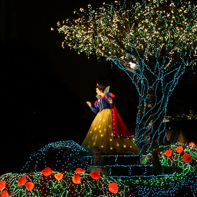 夜の森に囲まれていっそう美しい白雪姫