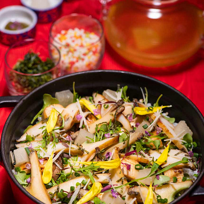 柔らかく煮込んだ蝦夷鮑とポルチーニ茸のココットご飯 鰹だしのスープ