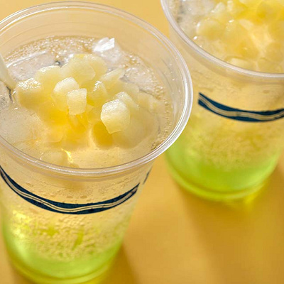 スパークリングカクテル（ウォッカ＆グリーンアップルシロップ）