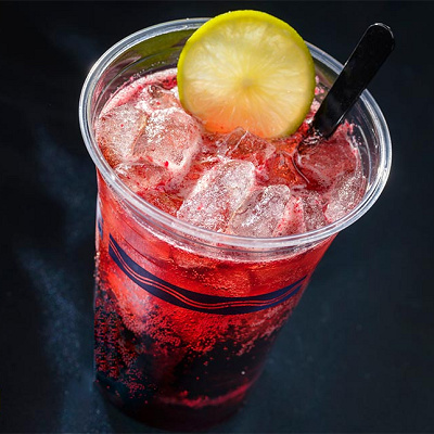 スパークリングカクテル（ウイスキー、コカ・コーラ、カシス）