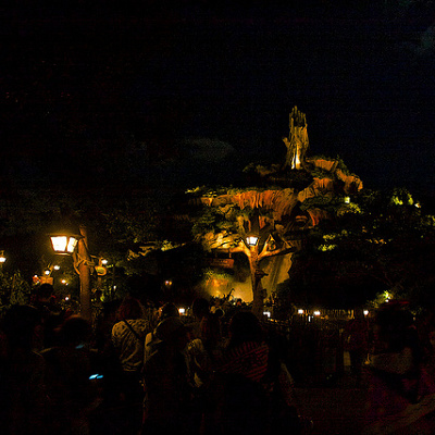 夜は美しくもスリル満点のスプラッシュ・マウンテン