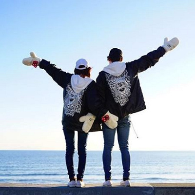 キャップ、デニム、スニーカーでスポーティーなルック