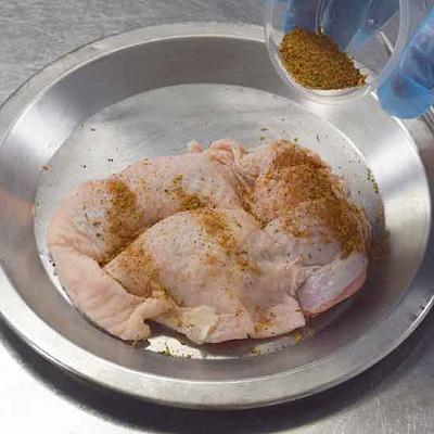 鶏肉にケイジャンシーズニングを全体にまぶす