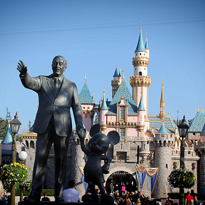 銅像とシンデレラ城