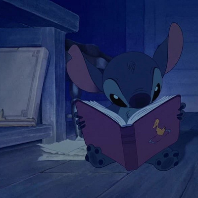 「みにくいアヒルの子」を読むスティッチ