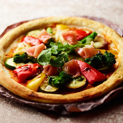 彩り野菜と生ハムの石窯ピッツア／リーベルホテル