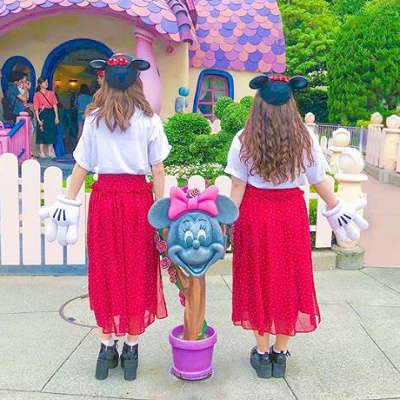 Tシャツ×赤スカート