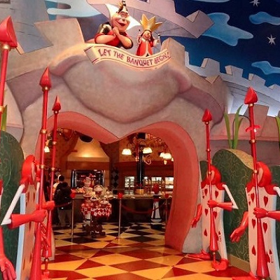 映画「不思議の国のアリス」が好きな人にはたまらない雰囲気！