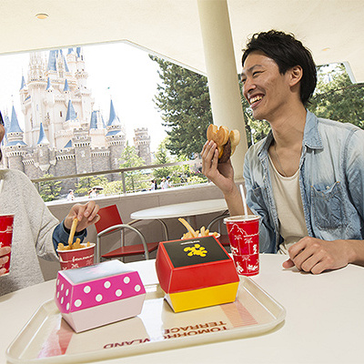 テラスからパレードが見える、最高のロケーション！