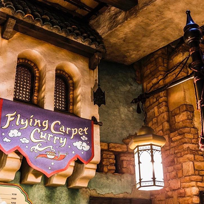 フライングカーペット・カリーの文字が