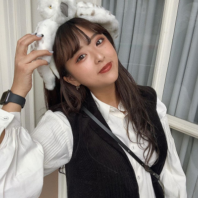 シックで上品なスタイルにヘドウィグの組み合わせがキュート！取り入れやすいファッションです。