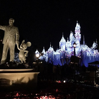 美しいお城とパートナーズ像のコントラスト美しいお城とパートナーズ像のコントラスト