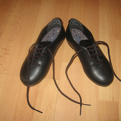 軽快な足元の音楽に聞き入るダイヤモンド・シスターズ