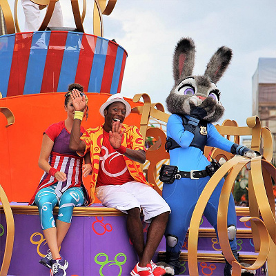 真ん中のDJがショーを上手に盛り上げてくれます