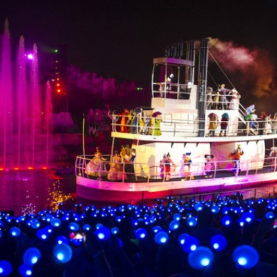 『蒸気船ウィリー』の船で迎えるフィナーレシーン