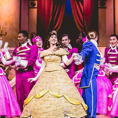 人間に戻った王子が召使いと喜びを分かち合うフィナーレ